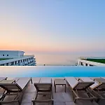 Two Seaview - Infinity Pool & Apartament